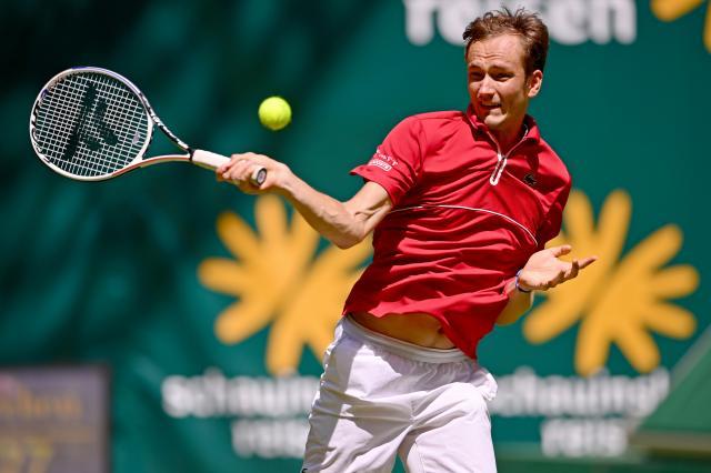 yunkai官网-梅德维德夫夺草地首冠 从“草地天残”化身温网热门